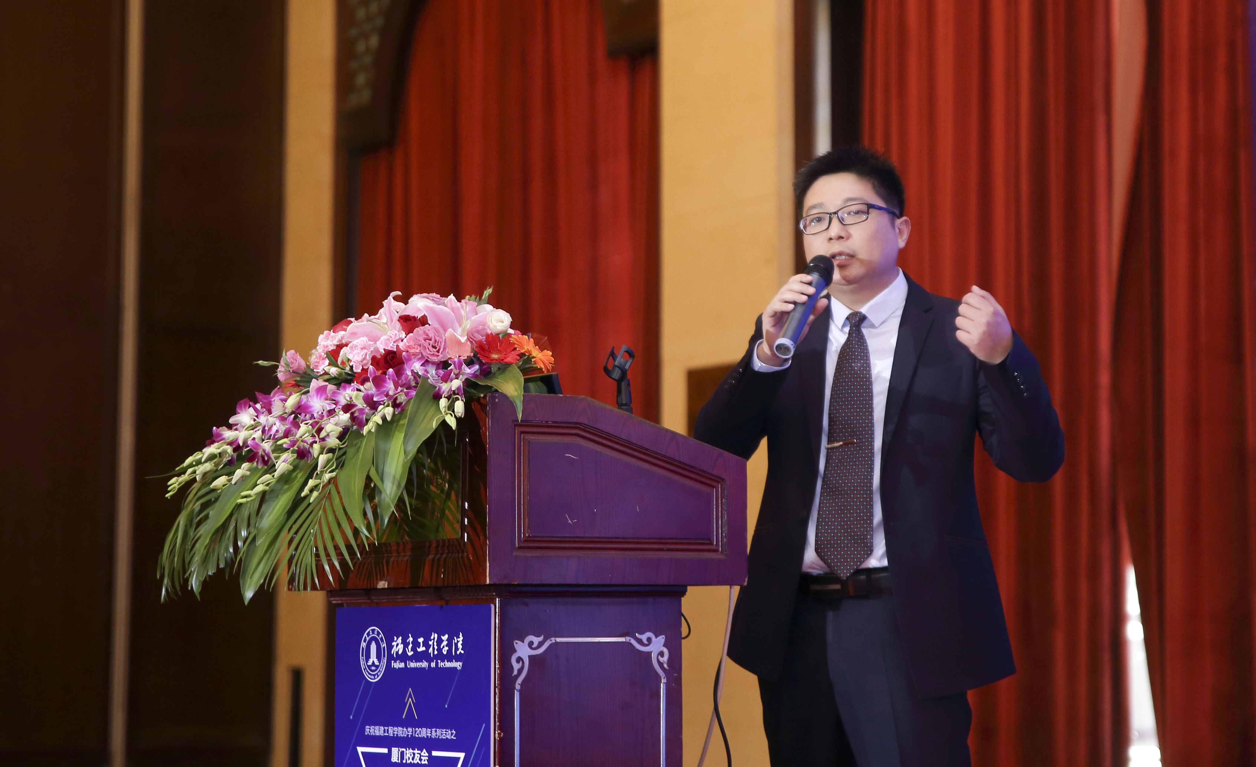 沈会长致辞机电行业分会成立授牌仪式方庆明为"苍霞跑团"授旗智能制造